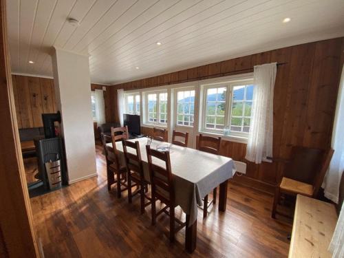 a dining room with a table and chairs at Ruud Tun in Hafjell