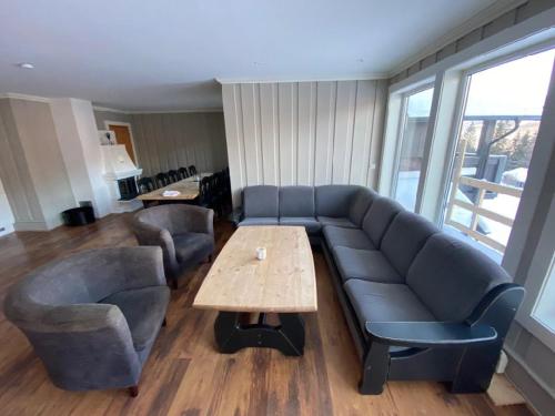 a living room with a couch and a table at Ruud Tun in Hafjell