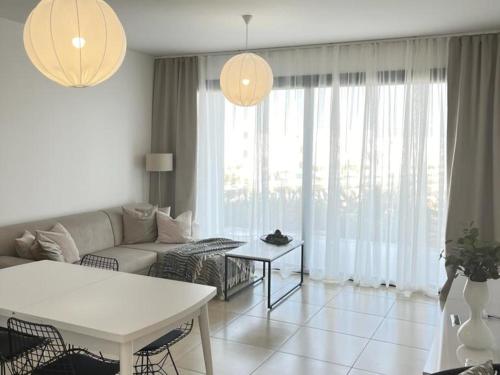 Ruang duduk di Lovely and stylish apartment with calming garden view