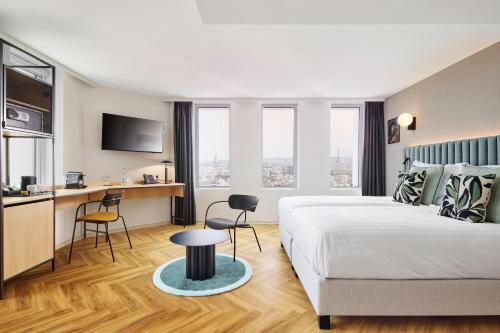 Katil atau katil-katil dalam bilik di H4 Hotel Wyndham Paris Pleyel Resort