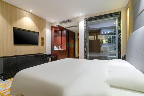 Μια τηλεόραση ή/και κέντρο ψυχαγωγίας στο Yi Yun Hotel Guangzhou Baiyun International Airport Branch - Renhe Metro Station
