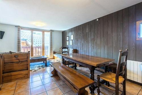 une salle à manger avec une table et des bancs en bois dans l'établissement Résidence Les Alpages - CHALET DES ALPAGES N°19 MAE-5781, à La Plagne Tarentaise