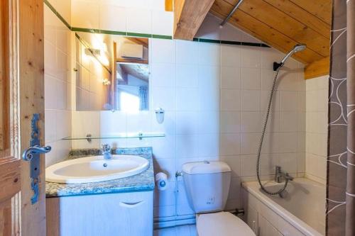 une salle de bain avec toilettes et lavabo dans l'établissement Résidence Les Alpages - CHALET DES ALPAGES N°19 MAE-5781, à La Plagne Tarentaise