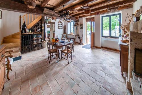 Il dispose d'une cuisine avec une table et des chaises. dans l'établissement Laureanna - Maison avec jardin de 1000 m2, à Descartes