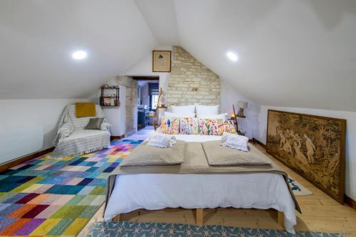una camera da letto con un letto king size e una sedia di Laureanna - Maison avec jardin de 1000 m2 a Descartes
