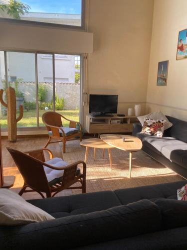 un salon avec un canapé et une table dans l'établissement MAISON BORD de MER, à Saint-Georges-de-Didonne