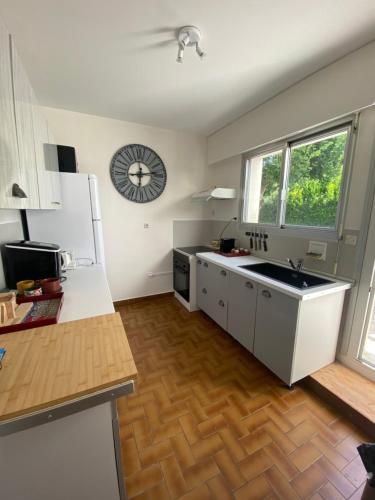 une cuisine avec un évier et un réfrigérateur dans l'établissement MAISON BORD de MER, à Saint-Georges-de-Didonne