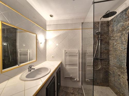 Ванная комната в Holiday Home in Camargue with Private Pool
