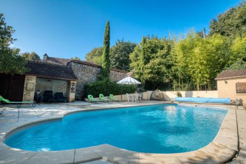 une piscine dans l'arrière-cour d'une maison dans l'établissement Cottage Périgourdin Grande Piscine, à Saint-André-dʼAllas