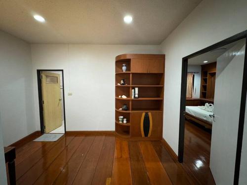 a room with a mirror and a room with a bed at Penthouse ศรีราชา วิวทะเล ATHOME SRIRACHA in Ban Rai Kluai