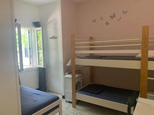 Postel nebo postele na pokoji v ubytování Maison charmante à Orgnac-l'Aven avec piscine partagée.