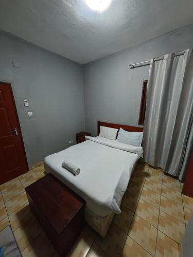 a bedroom with a large white bed in a room at Residencial Duma - Family Run Hotel in Vilanculos