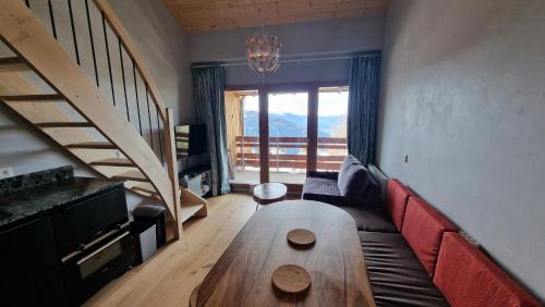 un salon avec un canapé et une table dans l'établissement Duplex La Rosière proche piste Manessier, vue sur vallée Tarentaise, à La Rosière