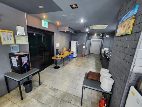 a waiting room with a video game machine at Hotel Haema in Jeju