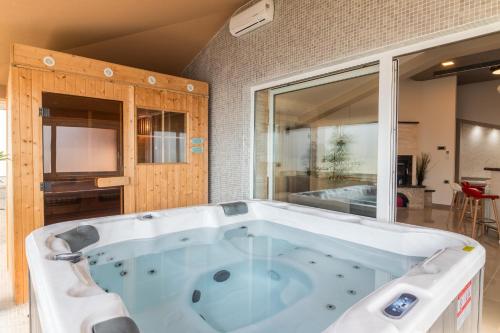 Cette chambre dispose d'une grande baignoire. dans l'établissement Villa Istra Kamen for kids & families near Pula for 18 people with sport activities, wellness & 67 m2 heated private pool, à Ližnjan
