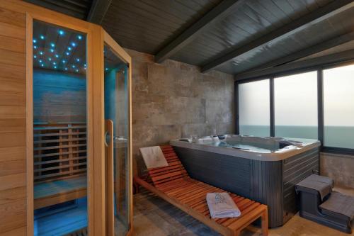 un bagno con vasca e doccia in vetro di Villa Bavigo for 8 people near Pula with wellness & children playground a Marčana