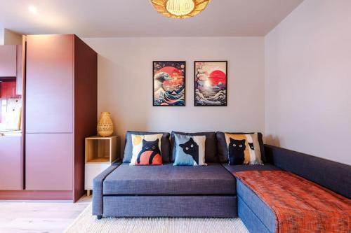 a living room with a blue couch with pillows at Luxury 2B City Centre Apartment with Private Parking in Chester