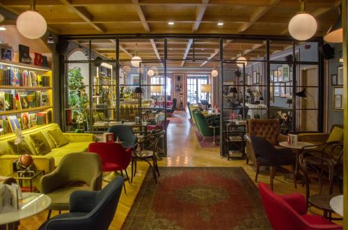 a room filled with lots of chairs and tables at Browns Central Hotel in Lisbon