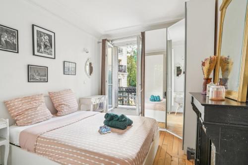 une chambre avec un lit avec des serviettes dessus dans l'établissement Magnifique appartement au cœur du XVIIIème, à Paris