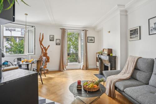 un salon avec un canapé et une table dans l'établissement Magnifique appartement au cœur du XVIIIème, à Paris