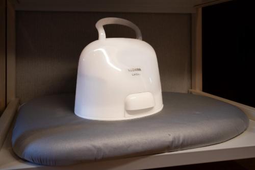 a white appliance sitting on a cushion in a drawer at かなわアパートメントステイ202 in Tsuruga