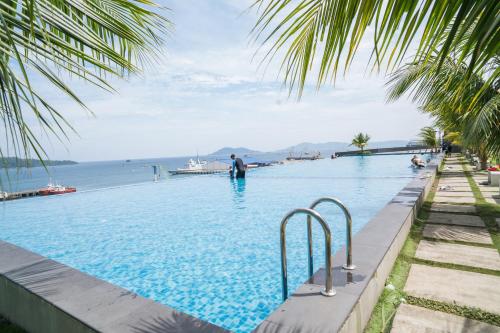 Bazén v ubytování Petronella Suites Apartment @ Jesselton Quay nebo v jeho okolí