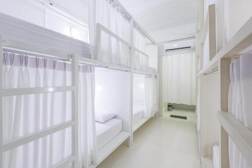 Postel nebo postele na pokoji v ubytování HAO Hotel Phuket
