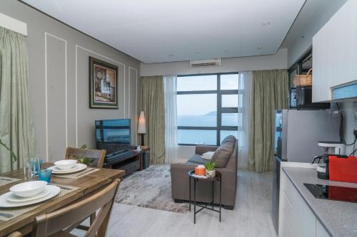 Kuchyň nebo kuchyňský kout v ubytování Petronella Suites Apartment @ Jesselton Quay