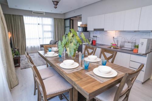 Kuchyň nebo kuchyňský kout v ubytování Petronella Suites Apartment @ Jesselton Quay