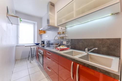 une cuisine avec un évier et un plan de travail dans l'établissement Ernest - appt calme proche centre de nantes, à Nantes