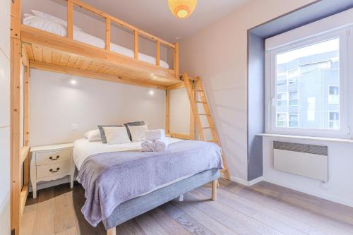 une chambre avec un lit superposé et une échelle dans l'établissement Ernest - appt calme proche centre de nantes, à Nantes