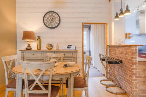 une cuisine et une salle à manger avec une table et des chaises dans l'établissement Ernest - appt calme proche centre de nantes, à Nantes