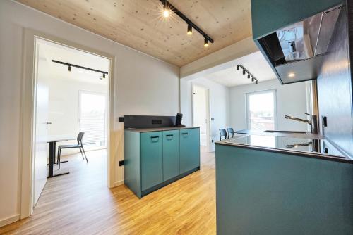 Η κουζίνα ή μικρή κουζίνα στο Timber One Boardinghouse Dorfen