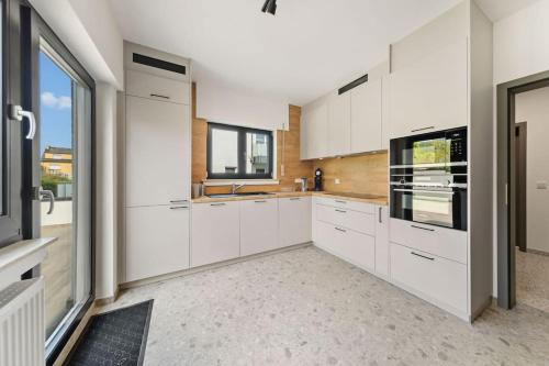 Η κουζίνα ή μικρή κουζίνα στο Villa66 Private bedroom 5 - Shared Kitchen