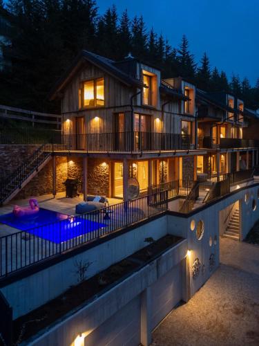 Bazén v ubytování Luxus AlmChalets Schladming-Dachstein nebo v jeho okolí