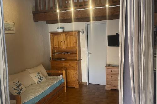 - une petite chambre avec un lit et une commode dans l'établissement Bright flat with large terrace, à Bandol