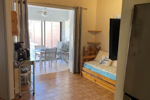 une chambre avec un lit, une table et des chaises dans l'établissement Bright flat with large terrace, à Bandol