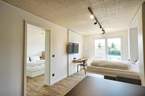 Ένα ή περισσότερα κρεβάτια σε δωμάτιο στο Timber One Boardinghouse Dorfen