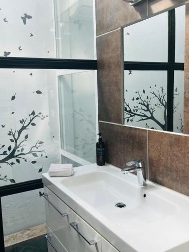 une salle de bain avec un lavabo et un miroir dans l'établissement Le Panier - Joli duplex Centre ville historique avec grande terrasse et balnéo proche Vieux Port, à Marseille