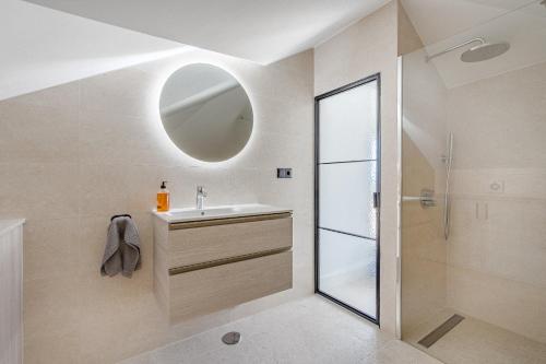 un bagno con lavandino e doccia di Villa Los Cristianos (Beach & Relax & Golf) a Los Cristianos