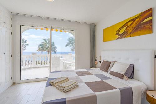 una camera da letto con un letto con vista sull'oceano di Villa Los Cristianos (Beach & Relax & Golf) a Los Cristianos