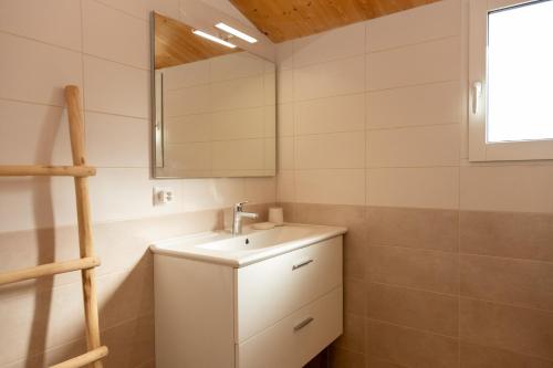 Koupelna v ubytování Maison rénovée avec piscine chauffée à deux pas de la mer
