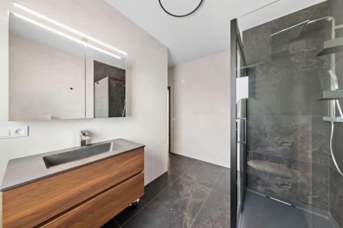 Ένα μπάνιο στο Villa66 - Private Bedroom 6 - Shared Kitchen