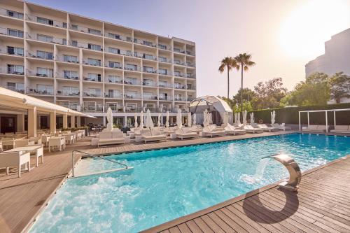 Bazén v ubytovaní Hotel Astoria Playa Adults Only 4* Sup alebo v jeho blízkosti