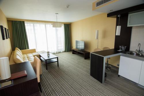 Η κουζίνα ή μικρή κουζίνα στο Best Western Plus Olives City Hotel - Free Pool & Parking