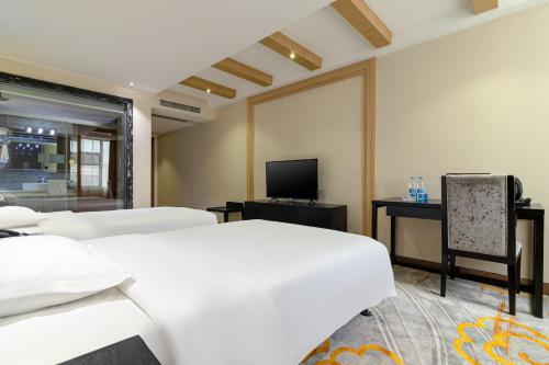 Ένα ή περισσότερα κρεβάτια σε δωμάτιο στο Yi Yun Hotel Guangzhou Baiyun International Airport Branch - Renhe Metro Station