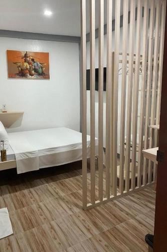 Ένα ή περισσότερα κρεβάτια σε δωμάτιο στο Woza Inn Boracay