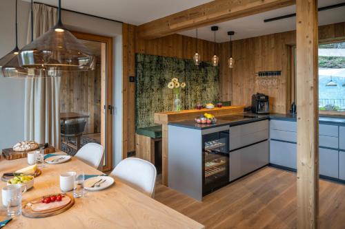 Kuchyň nebo kuchyňský kout v ubytování Luxus AlmChalets Schladming-Dachstein