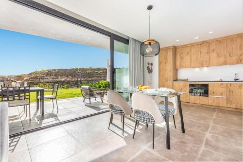 Η κουζίνα ή μικρή κουζίνα στο ViVi Homes - Higueron Premium Wellness, Sauna, Pool & Hot tub