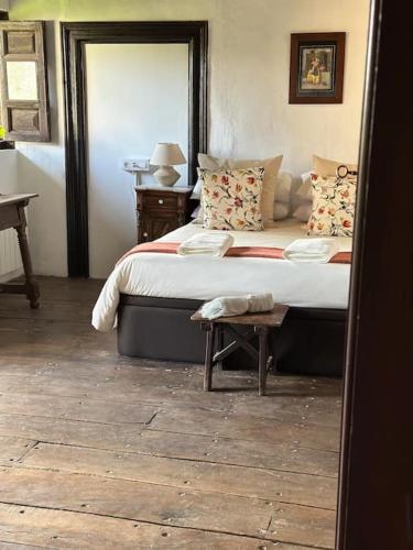 Ένα ή περισσότερα κρεβάτια σε δωμάτιο στο Casona con encanto, siglo XVIII